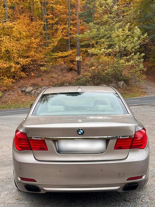 Gebraucht BMW 740 306 PS (225 kW) 2011 Gold Limousine