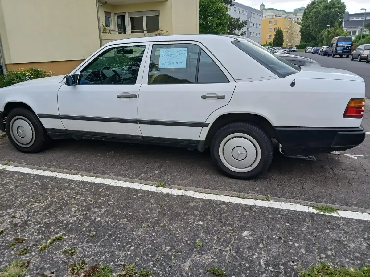 Gebraucht Mercedes 200 72 PS (52 kW) 1984 Weiß Limousine