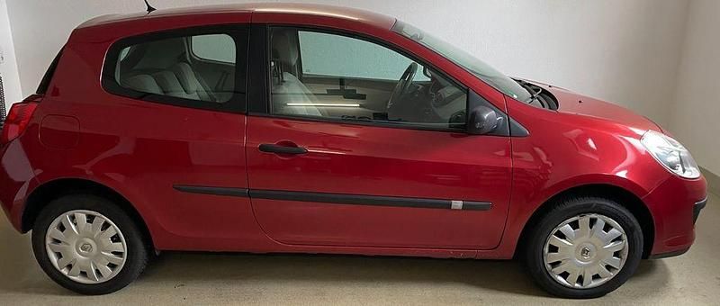 Rot Gebraucht 2006 Renault Clio III Expression Limousine | 2.750 € (Etwas zu teuer) - Bild 1/4