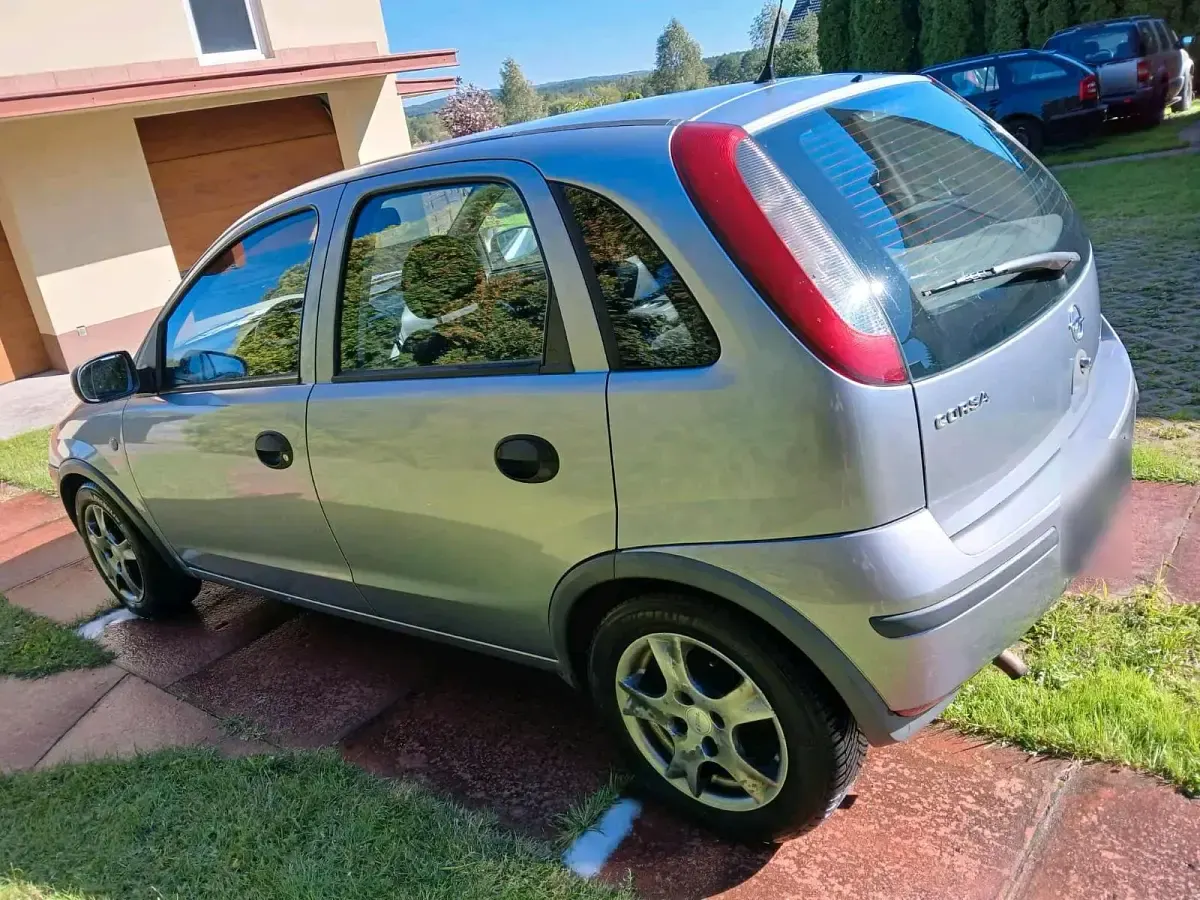 Używany Opel Corsa 60 KM (44 kW) 2005 Srebrny Hatchback