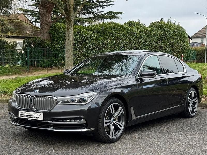 Gebraucht BMW 740 Sport Line 320 PS (235 kW) 2018 Sophistograu Limousine