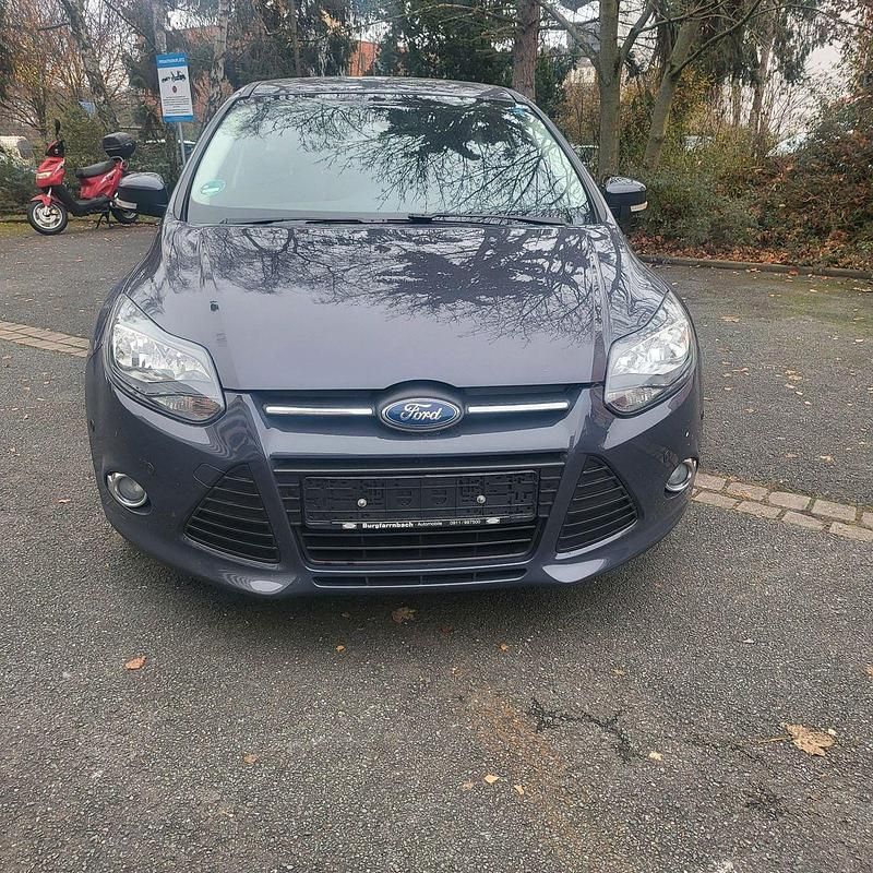 Gebraucht Ford Focus Champions Edition 125 PS (91 kW) 2012 Violet Limousine