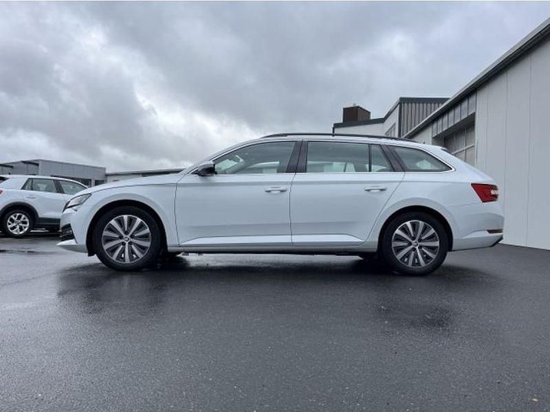 Gebraucht Skoda Superb Ambition 218 PS (160 kW) 2022 Moonweiss (metallic) Kombi