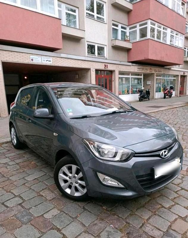 Grau Gebraucht 2014 Hyundai i20 Comfort Kleinwagen | 5.850 € (Superpreis) - Bild 1/4