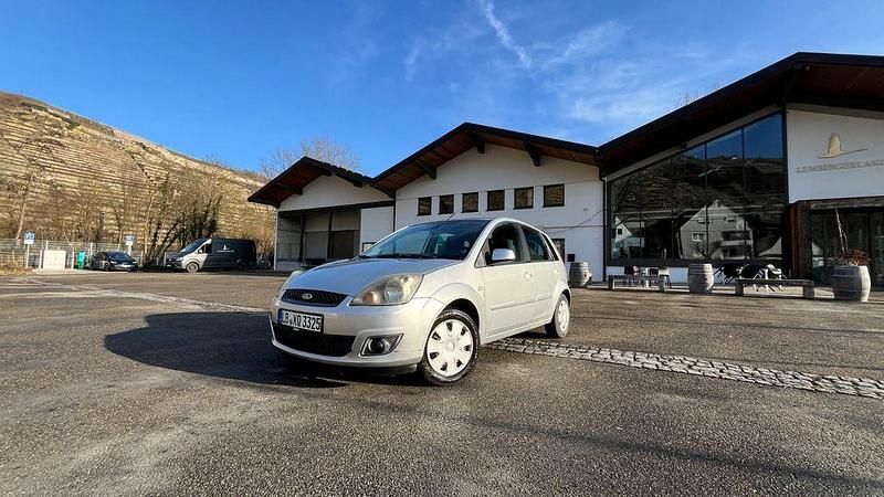 Grau Gebraucht 2008 Ford Fiesta Ambiente Limousine | 1.500 € (Fairer Preis) - Bild 1/4