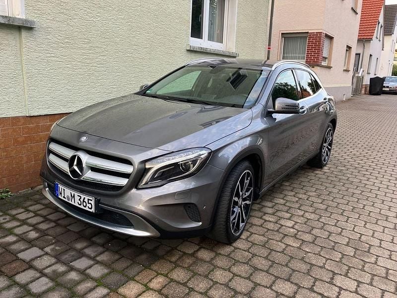 Grau Gebraucht 2014 Mercedes GLA250 SUV | 18.300 € (Fairer Preis) - Bild 1/4