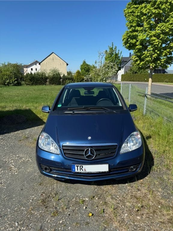 Blau Gebraucht 2012 Mercedes A180 Limousine | 7.900 € (Superpreis) - Bild 1/4