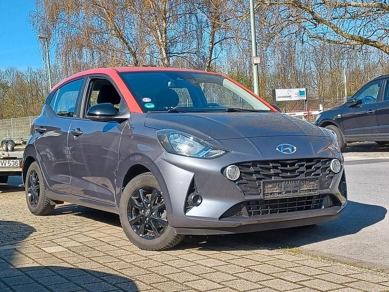 Gebraucht Hyundai i10 84 PS (61 kW) 2020 Graumet. dach rotorange Kleinwagen