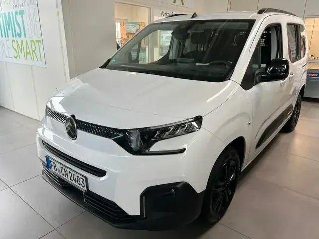 Lackierung weiss icy/typ aussenv Gebraucht 2024 Citroën Berlingo Feel Van / Kleinbus | 24.994 € (Teuer) - Bild 1/4