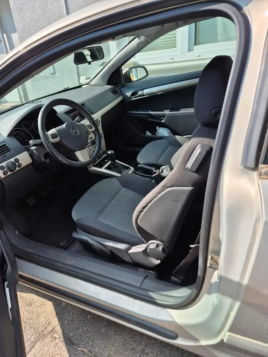Usata Opel Astra 116 CV (85 kW) 2009 Grigio Coupé