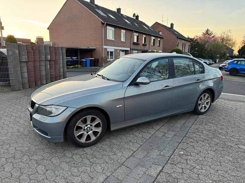 Gebraucht BMW 318 129 PS (94 kW) 2006 Grau Limousine