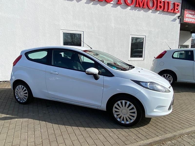 Gebraucht Ford Fiesta Trend 60 PS (44 kW) 2010 Weiß Kleinwagen
