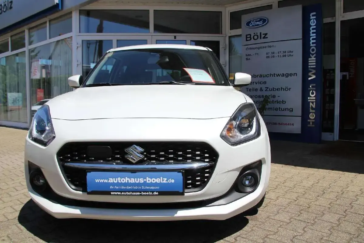 Gebraucht Suzuki Swift Comfort 83 PS (61 kW) 2021 Pure white metallic Kleinwagen