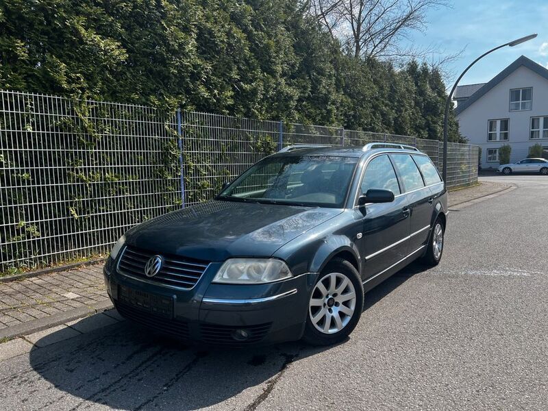 Blau Gebraucht 2002 VW Passat Highline Kombi | 999 € (Superpreis) - Bild 1/4