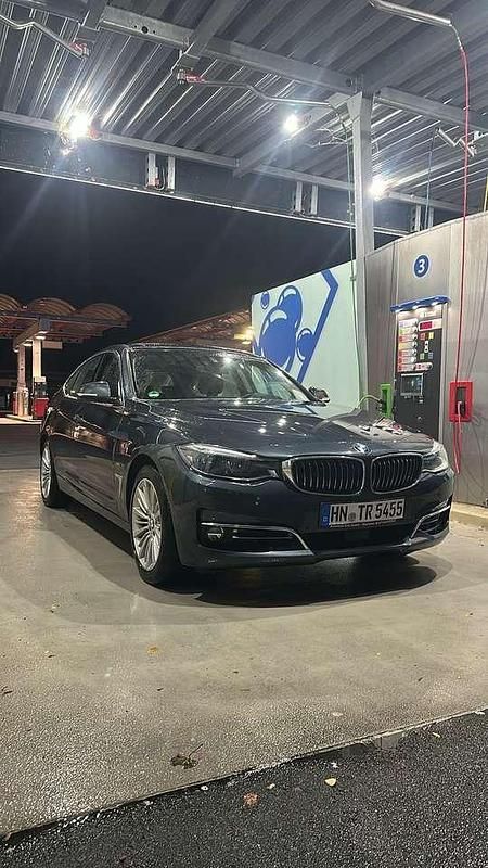 Grau Gebraucht 2018 BMW 330 Luxury Line Kleinwagen | 21.999 € (Fairer Preis) - Bild 1/4