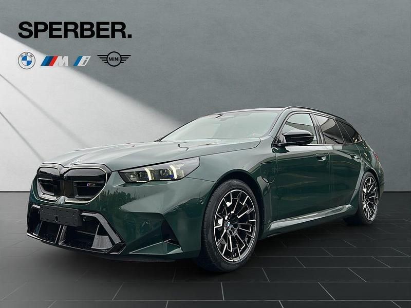 Grün Neu 2025 BMW M5 Performance Kombi | 134.980 € (Superpreis) - Bild 1/4