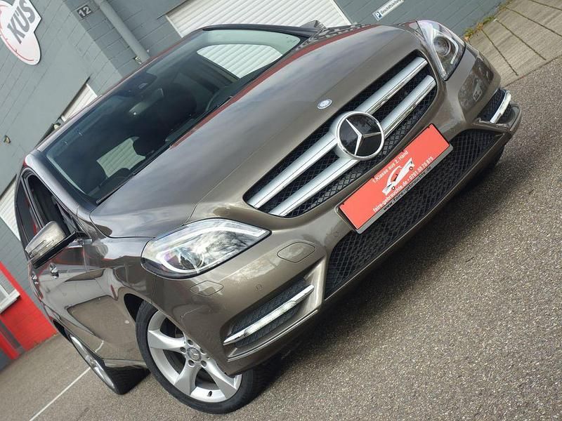 Grau Gebraucht 2013 Mercedes B200 Van / Kleinbus | 15.500 € (Etwas zu teuer) - Bild 1/4