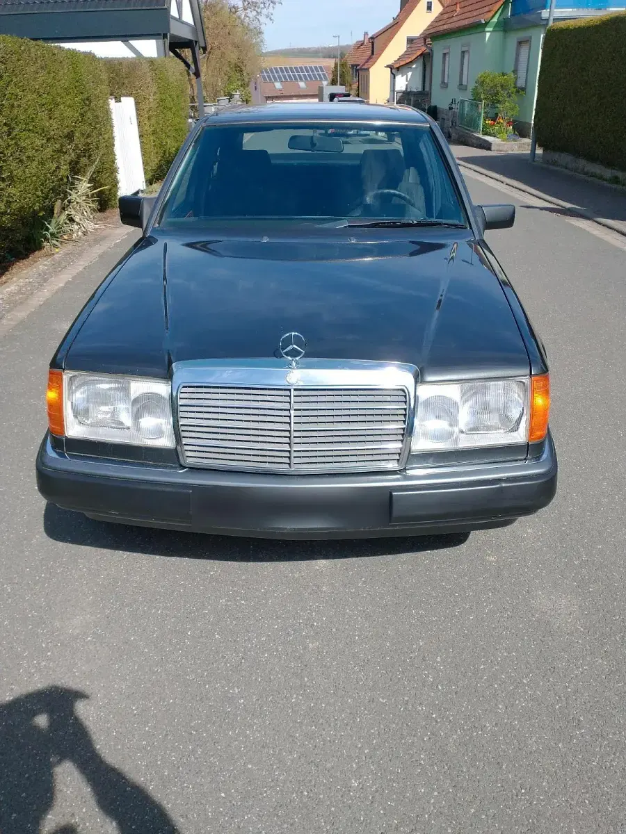 Gebraucht Mercedes E230 132 PS (97 kW) 1991 Schwarz Limousine