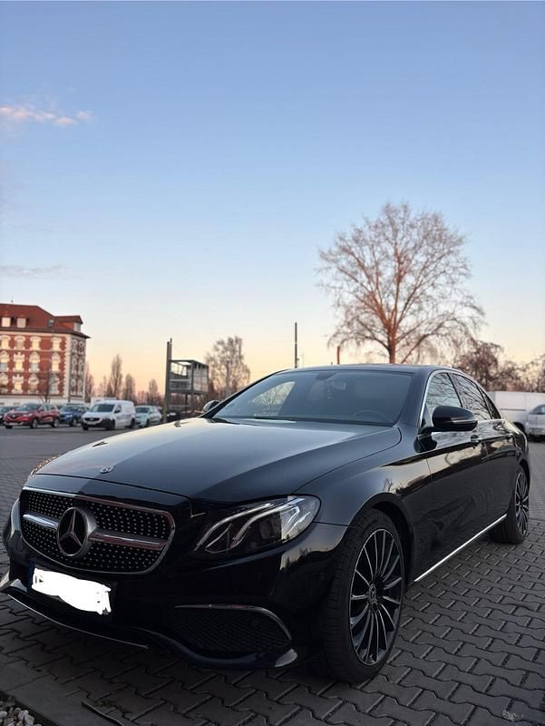 Schwarz Gebraucht 2018 Mercedes E200 Limousine | 19.500 € (Fairer Preis) - Bild 1/4