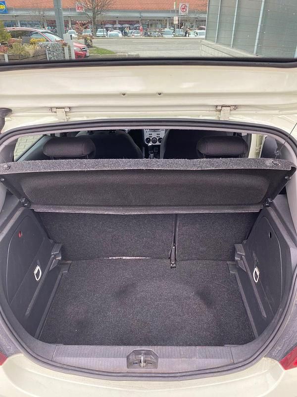 Gebraucht Opel Corsa Selection 87 PS (63 kW) 2011 Weiß Kleinwagen