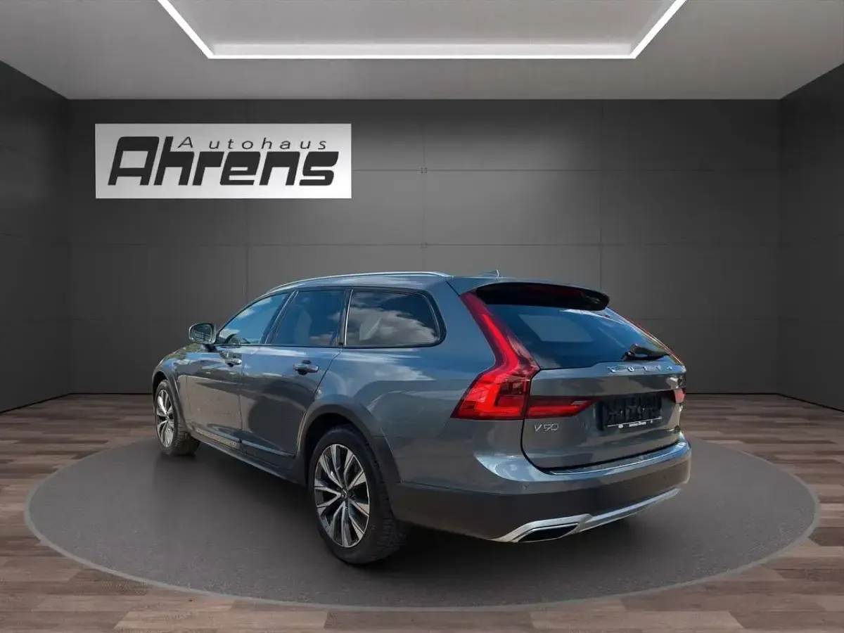 Używany Volvo V90 CC Basis 235 KM (172 kW) 2018 Szary Kombi