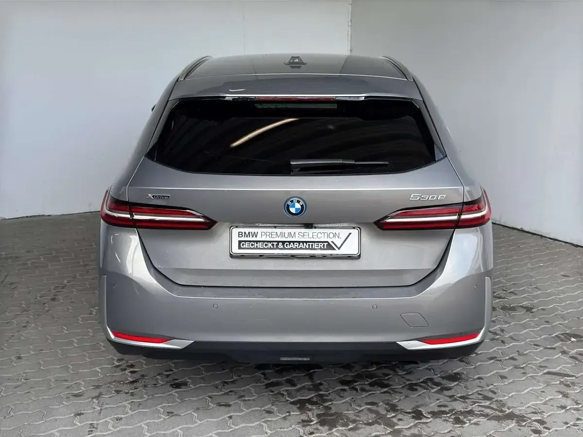 Gebraucht BMW 530e Sport Line 299 PS (219 kW) 2024 Grau Limousine