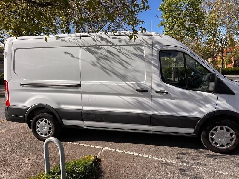 Usado Ford Transit 131 HP (96 kW) 2018 Branco Monovolume