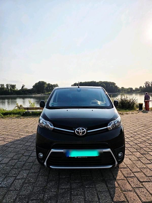 Schwarz Gebraucht 2019 Toyota Proace Verso Kombi | 28.000 € (Teuer) - Bild 1/4