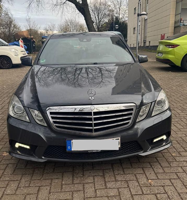 Grau Gebraucht 2010 Mercedes E250 AMG line Limousine | 5.000 € (Guter Preis) - Bild 1/4