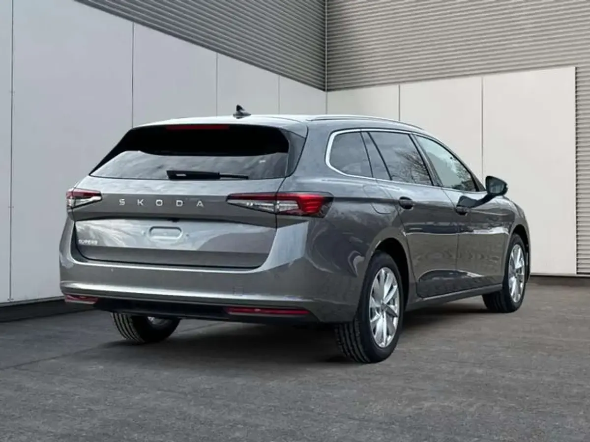 Neu Skoda Superb Selection 150 PS (110 kW) 2025 Graphitegrau metallic Kombi