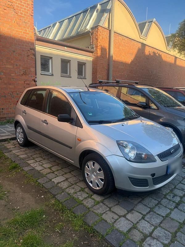 Gebraucht Ford Fiesta 60 PS (44 kW) 2007 Silber Kleinwagen