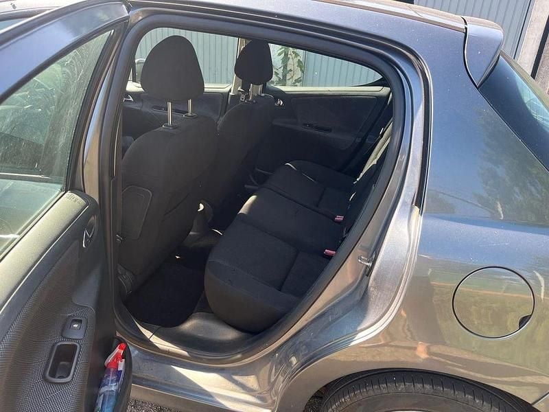 Grau Gebraucht 2008 Peugeot 207 Premium Limousine | 1.300 € (Guter Preis) - Bild 1/4