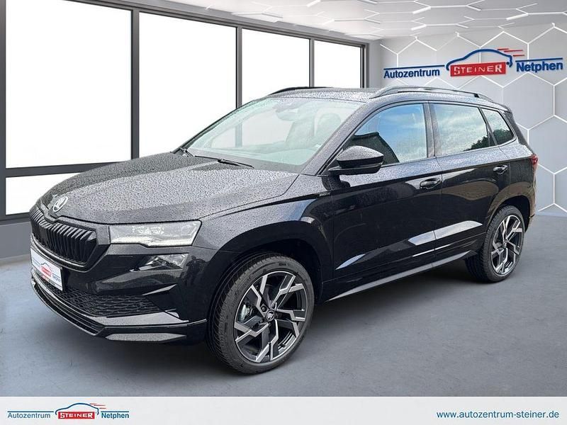 Black magic pearleffect Neu 2025 Skoda Karoq SportLine SUV | 40.399 € (Guter Preis) - Bild 1/4
