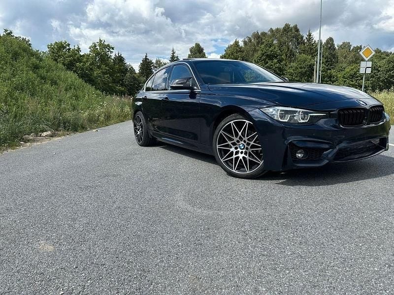 Gebraucht BMW 330 Sport Line 252 PS (185 kW) 2017 Blau Limousine