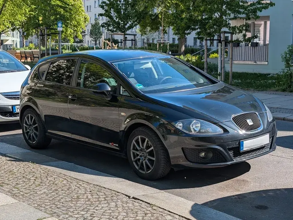 Second-hand Seat Leon Reference 105 CP (77 kW) 2012 Negru Berlinǎ