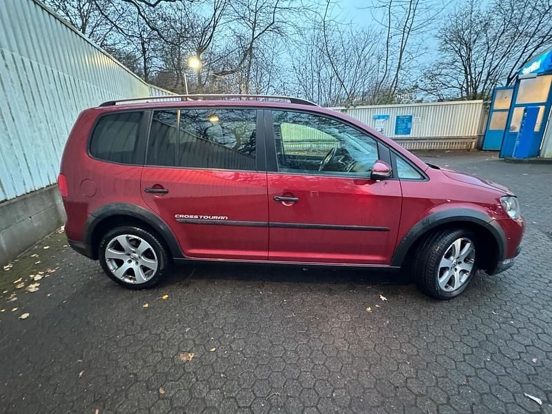 Gebraucht VW Touran Cross 105 PS (77 kW) 2011 Rot Van / Kleinbus
