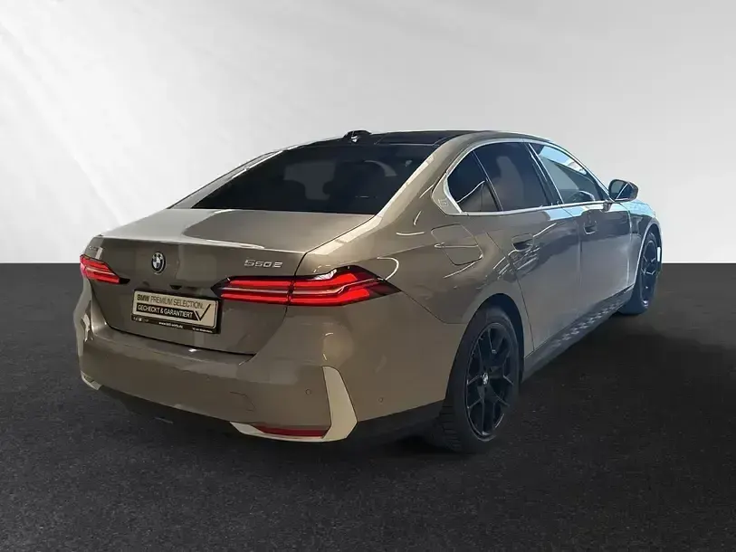 Gebraucht BMW 550e Comfort Edition 489 PS (359 kW) 2024 Oxidgrau metallic Limousine
