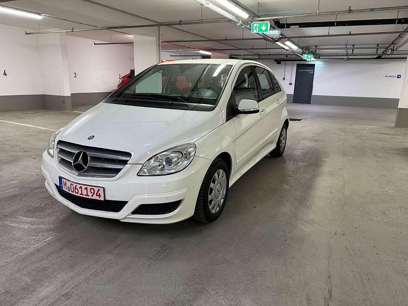 Gebraucht Mercedes B180 116 PS (85 kW) 2011 Calcitweiss/zirrusweiss Van / Kleinbus