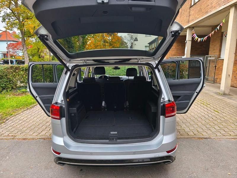 Gebraucht VW Touran Active 122 PS (89 kW) 2022 Silber Van / Kleinbus