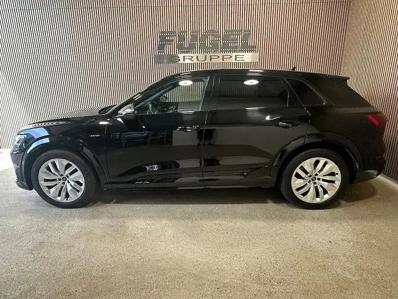 Gebraucht Audi e-tron Ambiente 369 kW (503 PS) 2022 Brillantschwarz SUV