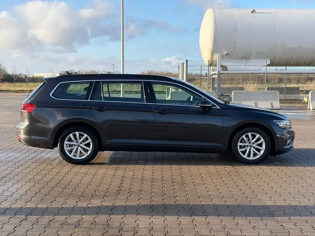 Gebraucht VW Passat 150 PS (110 kW) 2022 Grau Kombi