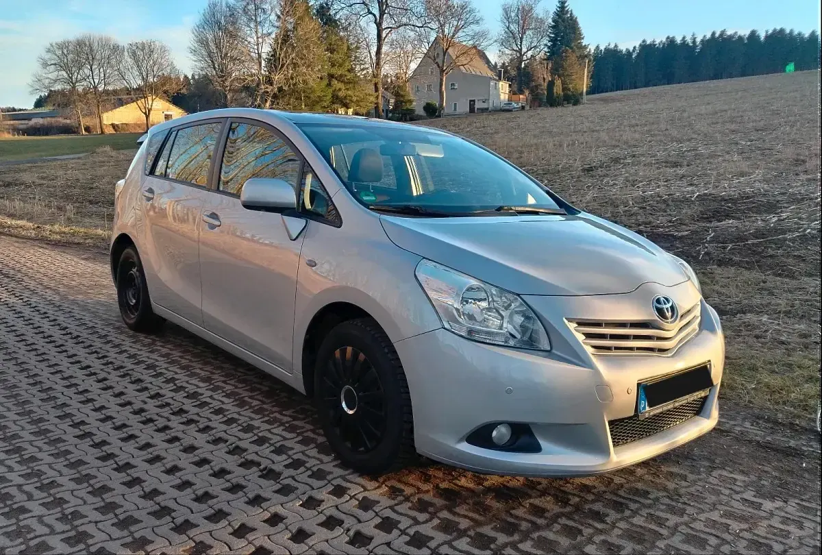 Gebraucht Toyota Verso 143 PS (105 kW) 2011 Silber Van / Kleinbus