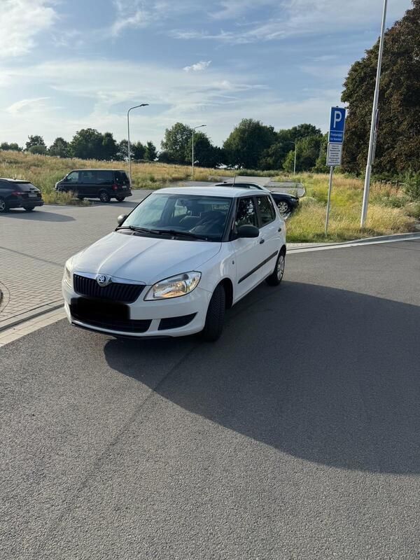 Weiß Gebraucht 2014 Skoda Fabia Kleinwagen | 3.300 € (Guter Preis) - Bild 1/4