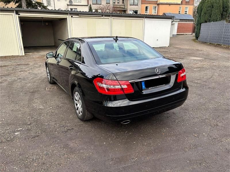 Gebraucht Mercedes 200 Elegance 184 PS (135 kW) 2011 Schwarz Limousine