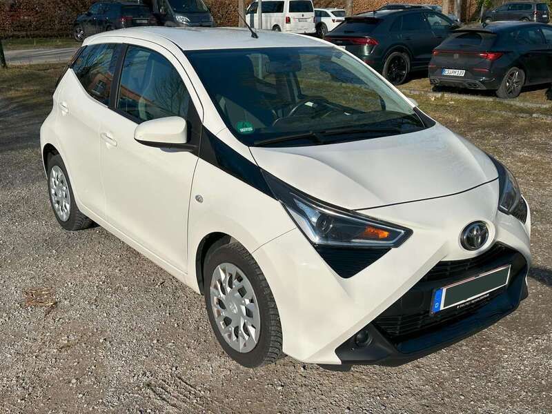 Weiß Gebraucht 2020 Toyota Aygo X-play Kleinwagen | 10.600 € (Guter Preis) - Bild 1/4