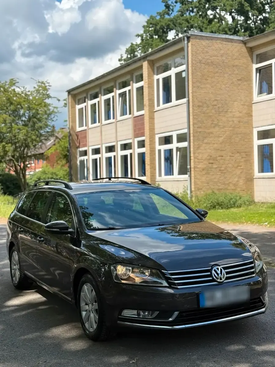 Gebraucht VW Passat 105 PS (77 kW) 2011 Grau Limousine