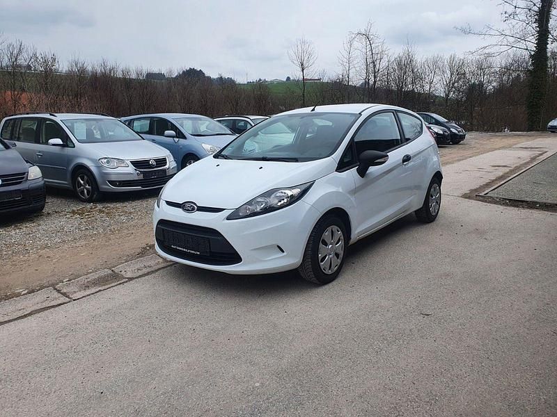 Gebraucht Ford Fiesta Ambiente 60 PS (44 kW) 2012 Weiß Kleinwagen