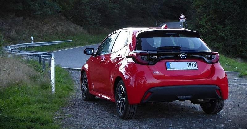 Rot Gebraucht 2022 Toyota Yaris Hybrid Team Limousine | 19.750 € (Fairer Preis) - Bild 1/4