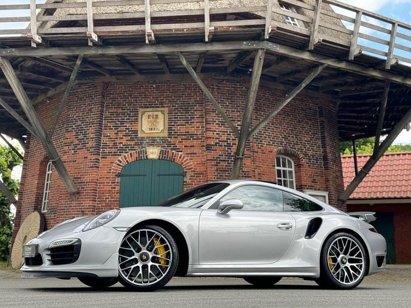 Silber Gebraucht 2015 Porsche 911 Turbo S Sport Coupé | 116.991 € (Fairer Preis) - Bild 1/4
