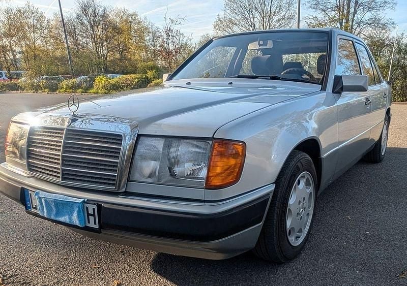 Second-hand Mercedes E230 132 CP (97 kW) 1991 Argintiu Berlinǎ